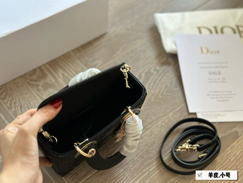 Dior lady's new long sheepskin full set packaging
Dior's all-new D-joy is making a strong comeback, with the rhythm of a big hit. The bag comes with two shoulder straps and multiple back styles, making the upper body both beautiful and stylish. The c...
