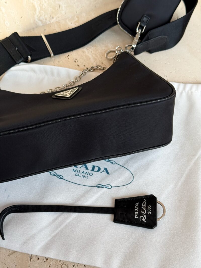 08568c141c.jpg 200 box top quality
Size: 21 * 12 (large)
9 * 6cm (small)
Prada Hobo Three in One!
?? Export orders to South Korea!
?? The quality is super good!!
A large dumpling like bag with a small bag, a wide shoulder strap and a chain, instantly came u...