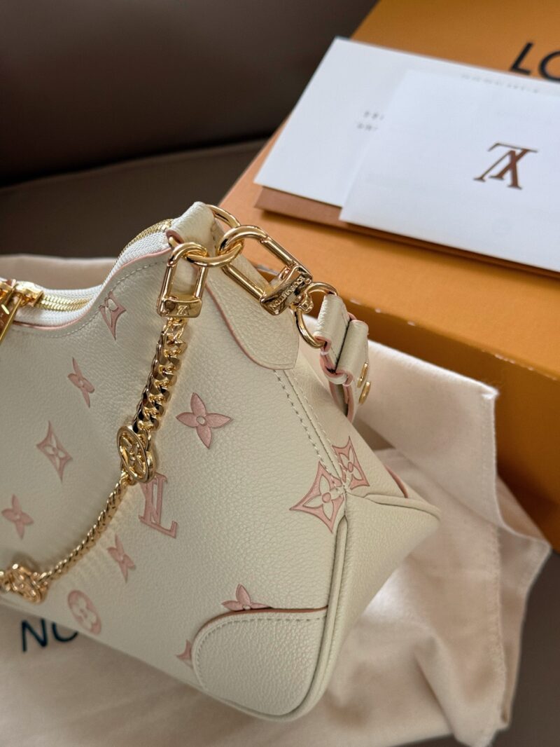 086ff213b3.jpg 240 box high order version
size:29*16cm
L's white strawberry cream croissant
Cream white with dotted strawberry jam is the color of summer
Lively and lovely!
Two shoulder straps can be worn diagonally or on one shoulder
Mainly, you will like this color~