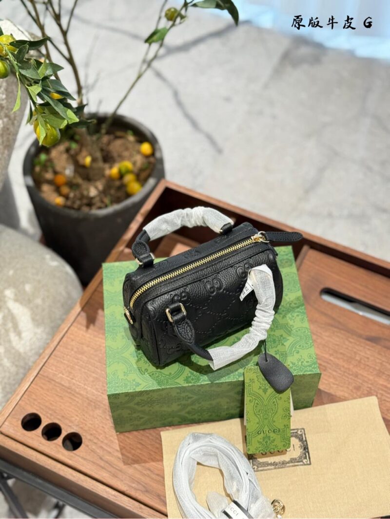 Gucci Boston Nano mini shines in the new series. The series reinterprets classic patterns with creative design and innovative features, injecting a touch of timeless fashion into daily styling. The super double G pattern is presented with eye-catchin...