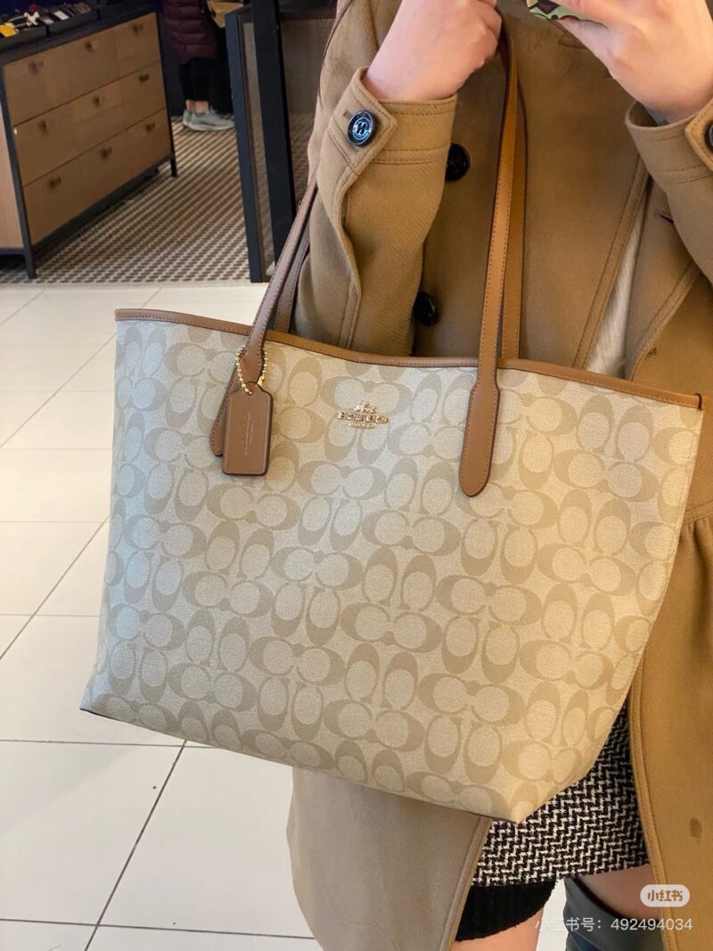 Coach Tote shopping bag
Coach's new tote shopping bag features a suction buckle design in the middle, classic PVC printed large capacity, and a zippered concealed pocket inside for storing items such as phones