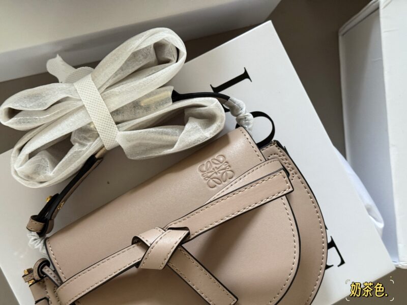 0899b74bb4.jpg 275 boxes
Size: 20 * 15cm (small)
Loewe/Loewe
The new shoulder strap is very beautiful!
Gate Bag Saddle Bag Crossbody Bag,
I feel like gate is Loewe's gift!
? Cowhide leather!