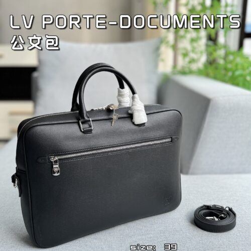Cowhide 340
size：39×29
LV PORTE-DOCUMENTS Commuter Bag, Office Document Bag, Computer Bag, Single Shoulder Crossbody Bag
Can be carried diagonally or by hand
The capacity is also very large, it can hold files and computers
Black versatile, classic...