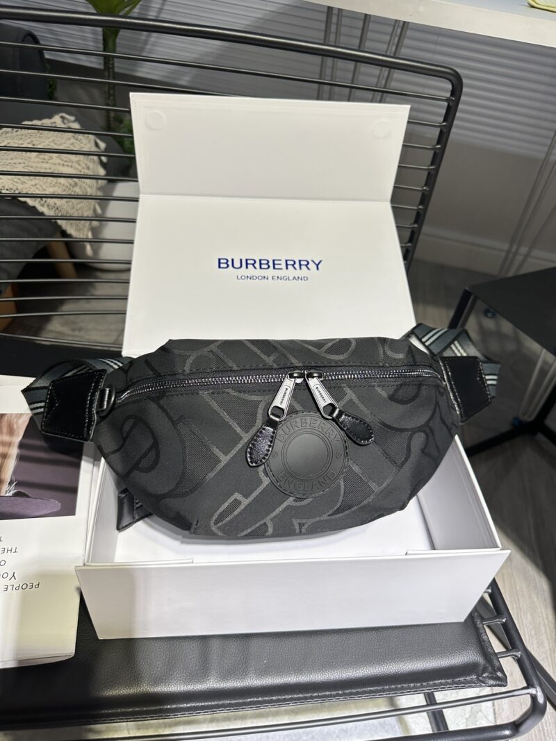 08aaa152da.jpg Black BURBERRY New Year NY ? Mlb Co branded Super Western Chest Bag/Waist Bag Premium Version Fabric is custom-made and is N levels higher than the black ones on the market, with perfect embroidery inside and a complete set of hardware logos. Size ...