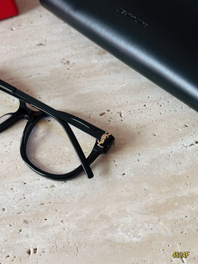 08b2035d6e.jpg 210 Pack
Naked glasses, I call them the goddesses of bare skin!
Saint Laurent capsule series M480 plain glasses
An essential natural beauty tool, Rose's same style glasses
·Classic YSL brand logo embellishment, overall simple yet recognizable
