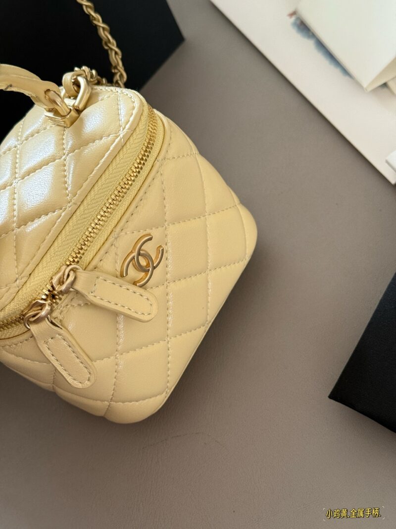 205 with packaging
size：11×8.5cm
Cute and lovely chicken yellow/very suitable for summer color matching~
Xiaoxiangjia's new product mouth red envelope/box package
Handheld makeup box
Opening it on the street can repair makeup
Close the shape that ...