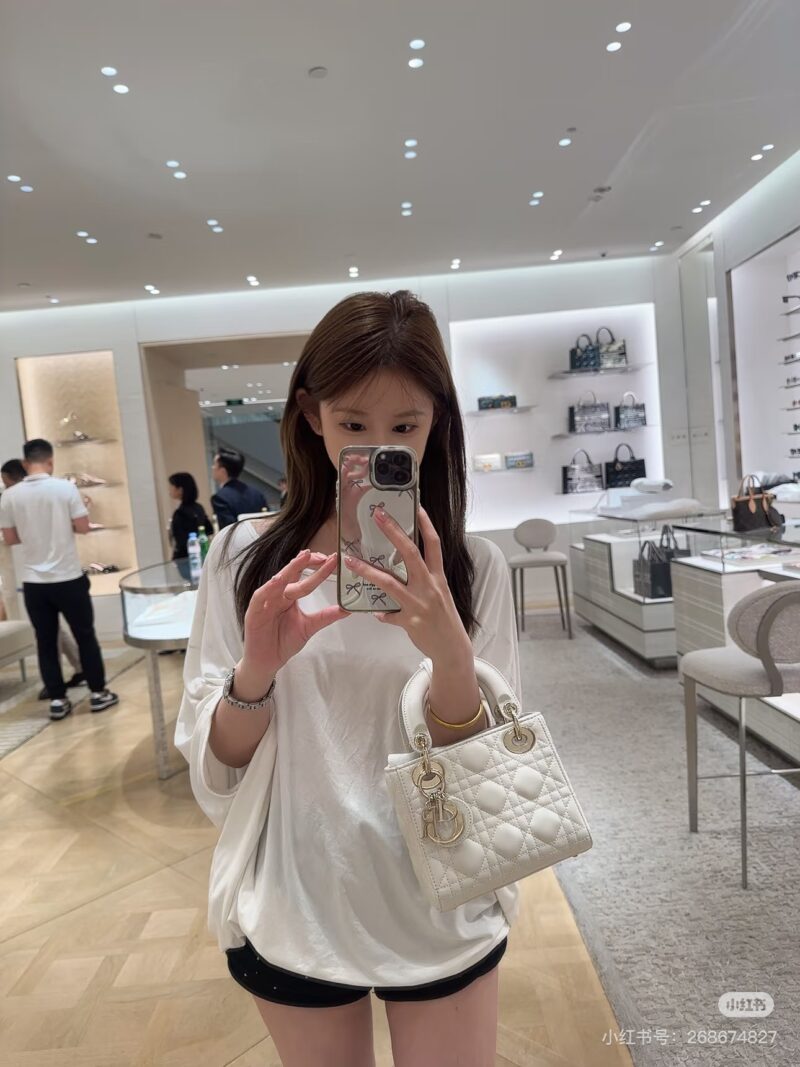 08f5102b32.jpg Dior lady pearl white