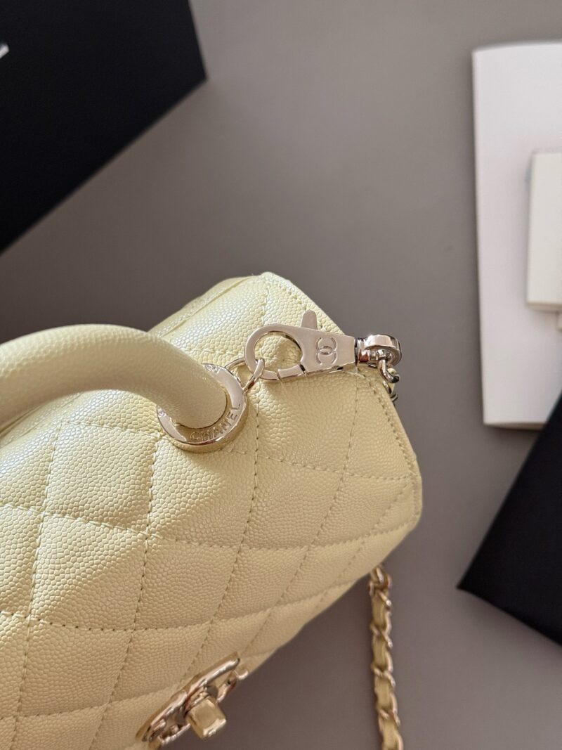 08f6ab237a.jpg 230 box
Size: 19 * 14cm (small)
Cute and lovely chicken yellow/very suitable for summer color matching~
Xiaoxiangjia Coco Handle Handbag
Grain leather material
Original hardware!
