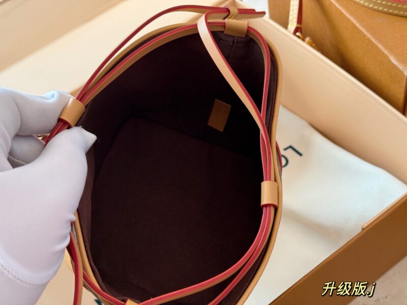 220 boxes
size：12*11cm
L family noe purify
Xiaoshaomai is really cute!
The capacity of the bag is still
（ ?? Can't put down the big phone)
Although the length of the shoulder strap cannot be adjusted
But it's very useful!