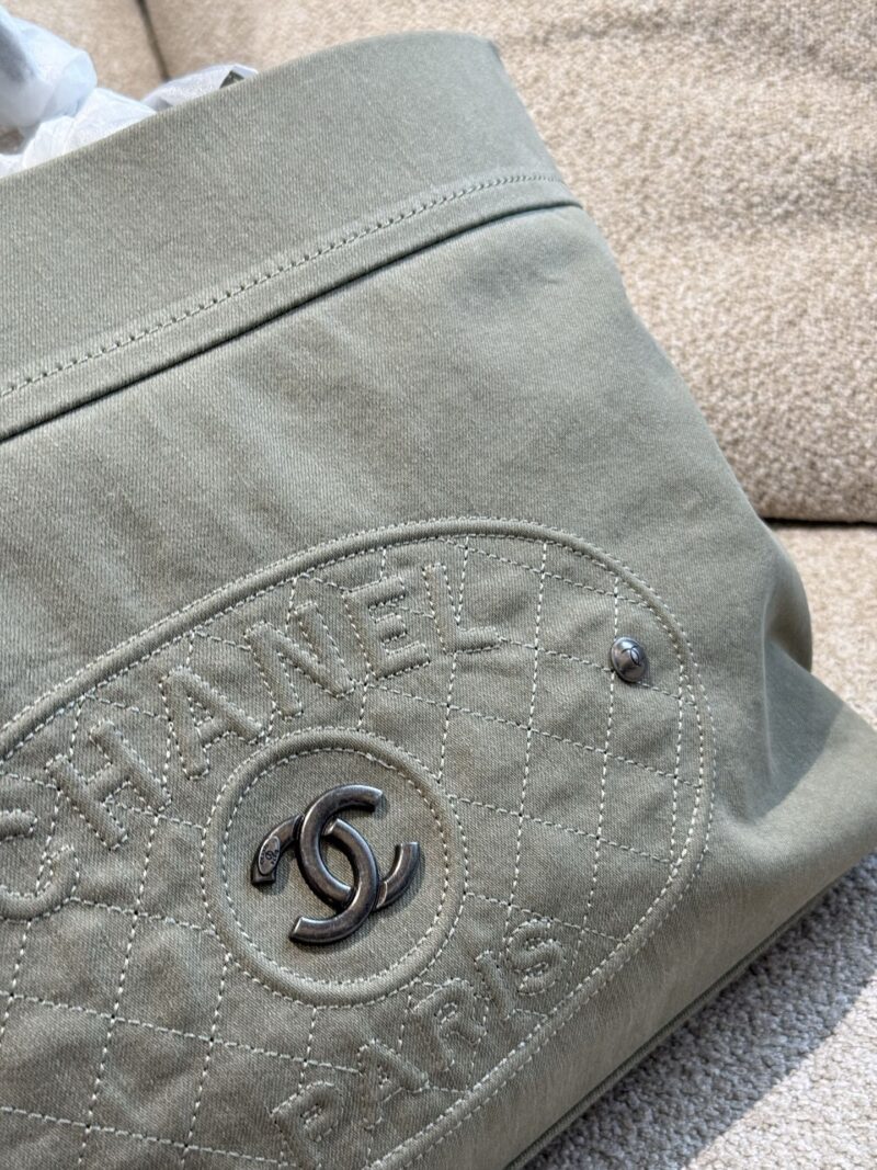 Chanel vintage tote bag p240
Chanel's 2way tote bag is amazing! It looks great when carried on one shoulder or by hand
The bag is made of denim with a slight gray tone
So it's not heavy and durable
Daily commuting, using a computer, or going out for ...