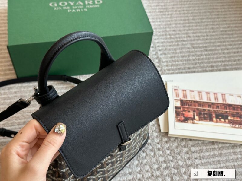 090a84b33c.jpg 225 leather matching
size:20*23cm
Alpin mini Goryard that never gets tired of carrying
Goya backpack
It has a very light weight!
The memorization method can also be switched freely
The casual and fashionable feeling of mini size upper body
I really...