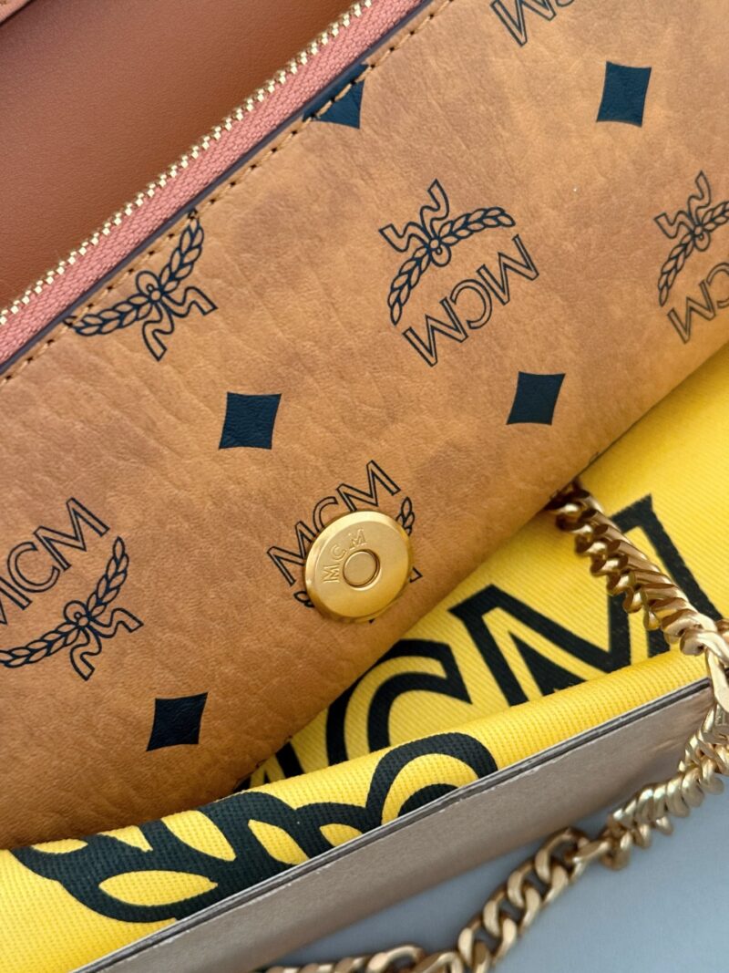 220 boxes
size：21*11cm
Mc.24 New Head Chain Bag
Chain bag paired with bronze logo
Handheld or crossbody