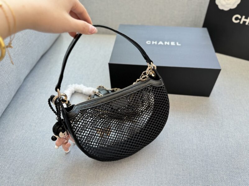 0934236cd9.jpg 230 folding box ? Pendant
size:21×15
CHANEL 25S fishing net badge brooch bag armpit bag handbag shoulder bag mesh bag baozi mother bag
Cool and cute~
Perfect for summer~
It's really, really, really exquisite
The slightly larger one has a chain t...