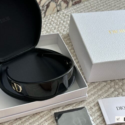 215 High Version Complete Gift Box
Recent new favorite - Dior headband sunglasses
Really roar, look at it
You can also take it off as a headband
I really love cool things
One mirror dual-use full set gift box for personal use ? Giving gifts is very...