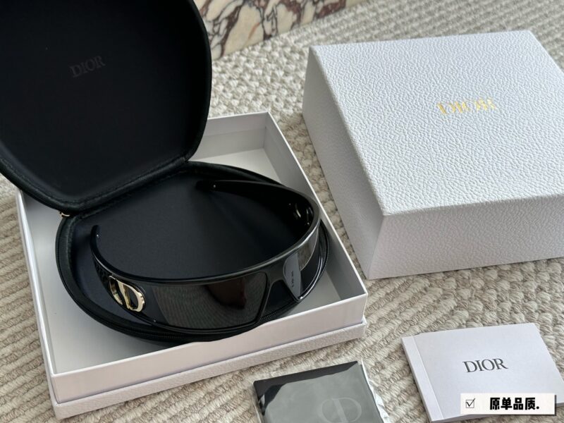 094c7b4474.jpg 215 High Version Complete Gift Box
Recent new favorite - Dior headband sunglasses
Really roar, look at it
You can also take it off as a headband
I really love cool things
One mirror dual-use full set gift box for personal use ? Giving gifts is very...