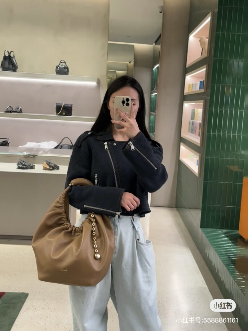 Each person has a donut chain bag
All the stars are carrying it on their backs
doughnut. Chain Bag
Folding Hobo style
Lazy and gentle feminine charm
The joy of doing small things and big things