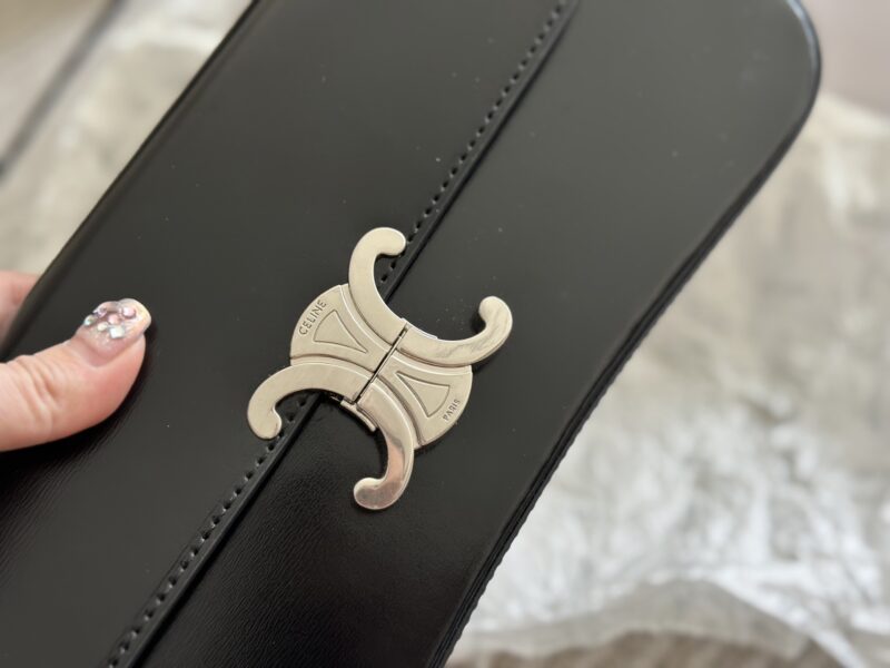 0950e05c5c.jpg 230 box
size:28*12cm
Celine's new black silver LOLA handbag
The new season's LOLA silver hardware color scheme is even more cool and vibrant