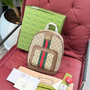 Prada's latest single shoulder crossbody bag has been shipped. It is a high-end luxury original board imported waterproof fabric with cross patterned cowhide, luxurious triangular mark hardware, clear logo, and quality that is absolutely comparable t...