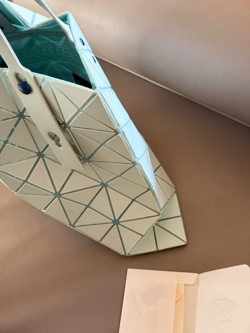 097177ebf6.jpg 200 no box upgrade
issey miyake BAOBAO
Miyake Life 6x6 Shopping Bag
Size 34x34cm ??
Perfect for summer
Light and convenient, small and fresh~