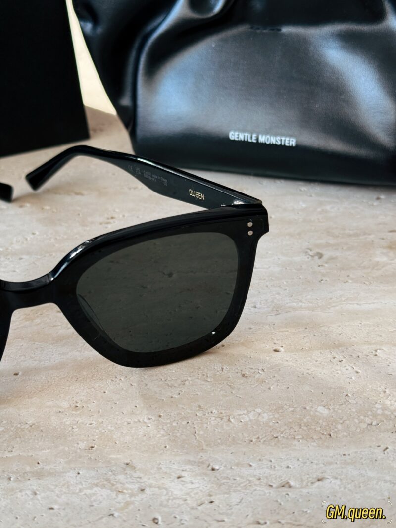 098ebdb923.jpg 185 pairs of packaging
GM Sunglasses | White Deer Same Style Queen
Square face Tian Cai sunglasses one!
Soft square circular frame design,
It can effectively contour the face,
After wearing it, it looks super small on the face.