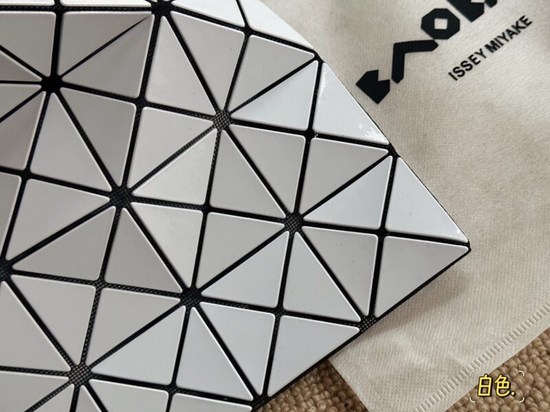 0999967240.jpg 180 no box upgrade
issey miyake BAOBAO
Miyake Life 6x6 Shopping Bag
Size 34x34cm ??
Perfect for summer
Light and convenient, small and fresh~