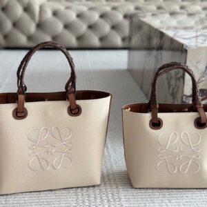 210 without box
Size: 23 * 22cm (small)
27 * 24cm (medium)
Loewe canvas shopping bag ?
A bag that is easy to pack in physical form
Recently, I have been carrying my back while traveling
Brown leather with rice white canvas, durable and textured
Its...