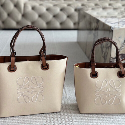 210 without box
Size: 23 * 22cm (small)
27 * 24cm (medium)
Loewe canvas shopping bag ?
A bag that is easy to pack in physical form
Recently, I have been carrying my back while traveling
Brown leather with rice white canvas, durable and textured
Its...