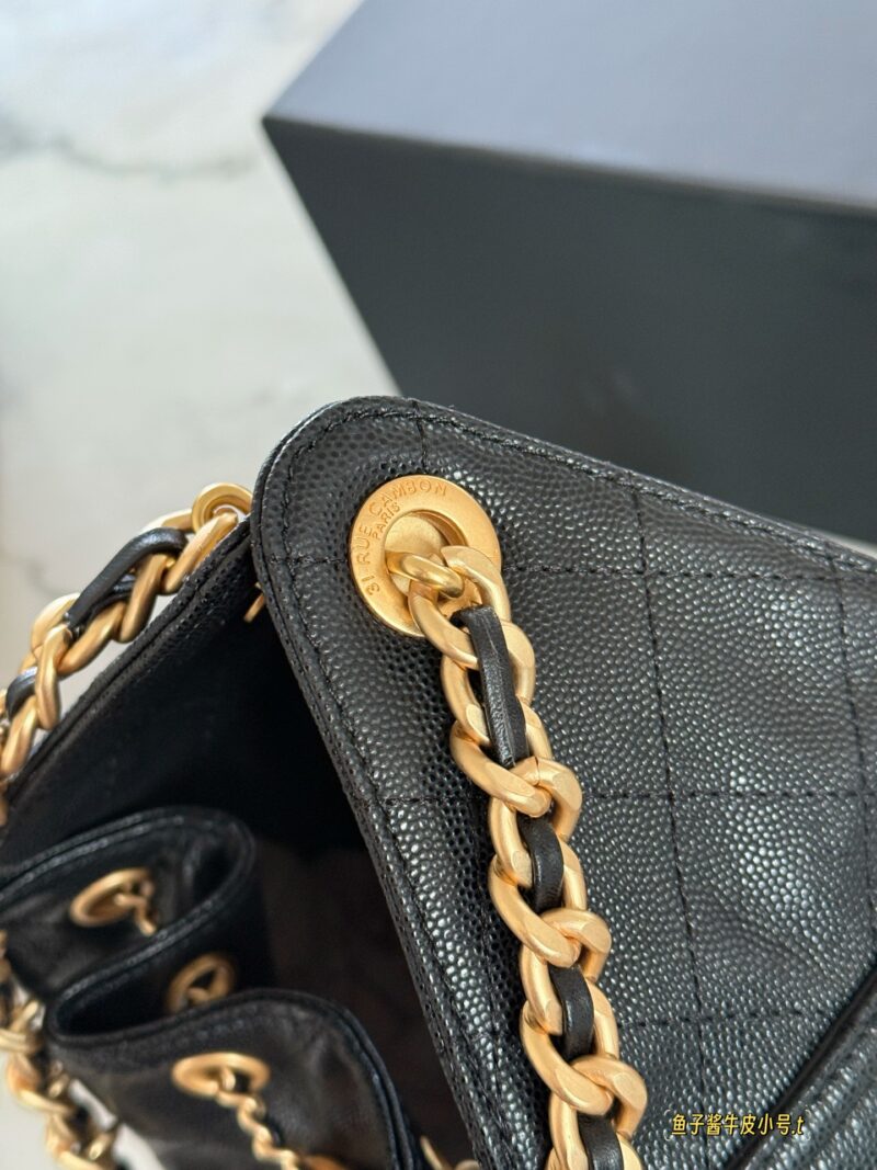 320340 cowhide box
Size: 26 * 21cm (small)
31 * 26cm (large)
Xiaoxiang Home 25C Hobo Hippie Underarm Bag
Cool and stylish bucket design, very retro
The adjustable drawstring design of the bag mouth is very practical, with two small pockets on the sid...