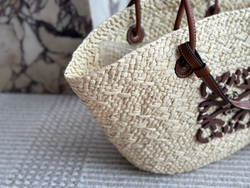 09cbea7e92.jpg 180 without box
Size: Bottom width 30, top width 50 * height 25cm
LOEWE | Grass woven bag
Don't you have such a beautiful straw woven bag in summer?
100% suitable for vacation~
Look at the sea, look at the sea, look at the sea