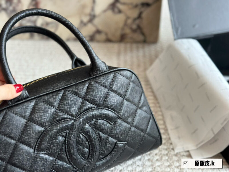 09e2cd4e5b.jpg 240 boxes
size:28 16cm
Chanel vintage bowling bag
This bowling bag is really delicious~
A vintage Chanel bowling bag that has been very popular recently.
The design is not easily outdated and is very fashionable to hold in your hand.
?? Cowhide...