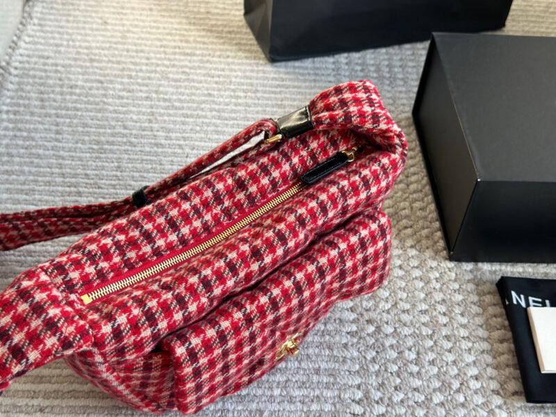09ed987f95.jpg Box pairing
Chanel 24N Jennie Same Style
24N Chanel is quite impressive
I used to love this red small shoulder bag very much when I read lookbook before. I was lucky enough to get it on the first day of its launch. It weighs very light and is very re...