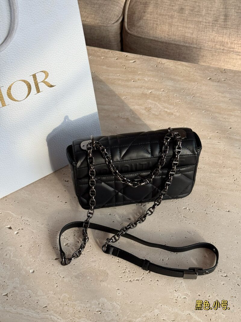 240 pairs of folding boxes (large compartments)
size：20*13cm
D Home 23ss Caro Exquisite Handbag
It's really beautiful. Good lady style
Small and lightweight
Adjustable shoulder straps! I love it, I love it!