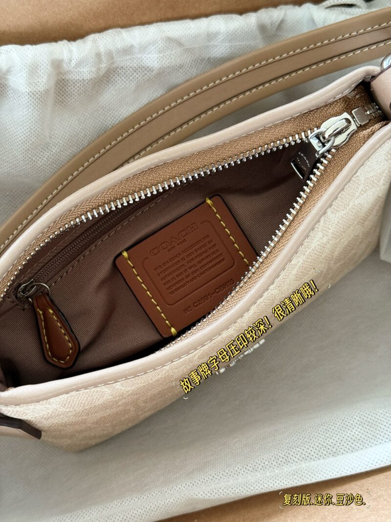 09fc754fc8.jpg 245 Reproduction Edition Box
size:19*14cm
Today's New Products|
C's mini Laurel stray bag is so cute!
Two shoulder straps slung diagonally under the armpits
In summer, I changed into a small skirt and paired it with a small stray bag,
Super cute