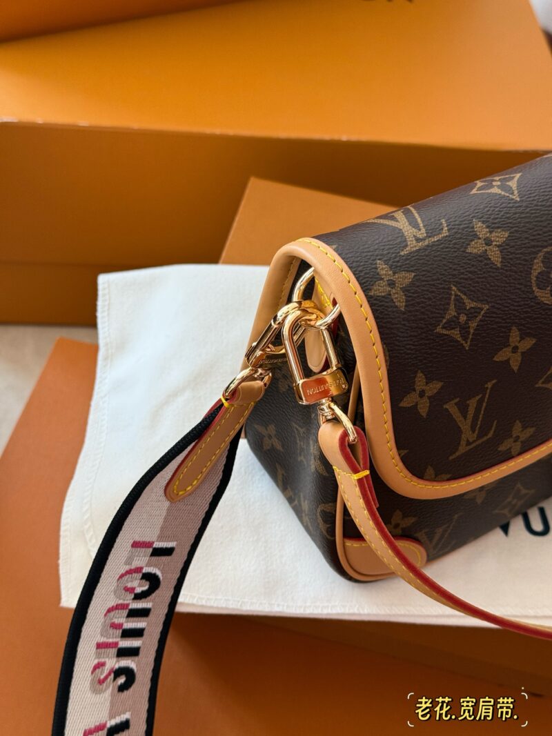 0a21d5ba3b.jpg 250 boxes
size:25*17cm
L Family Diane French Stick Handbag
Customized presbyopia fabric paired with dark tree bark
Configure two shoulder straps ??
Today's happiness is brought by the Dharma stick!
Search for Lv Law Stick