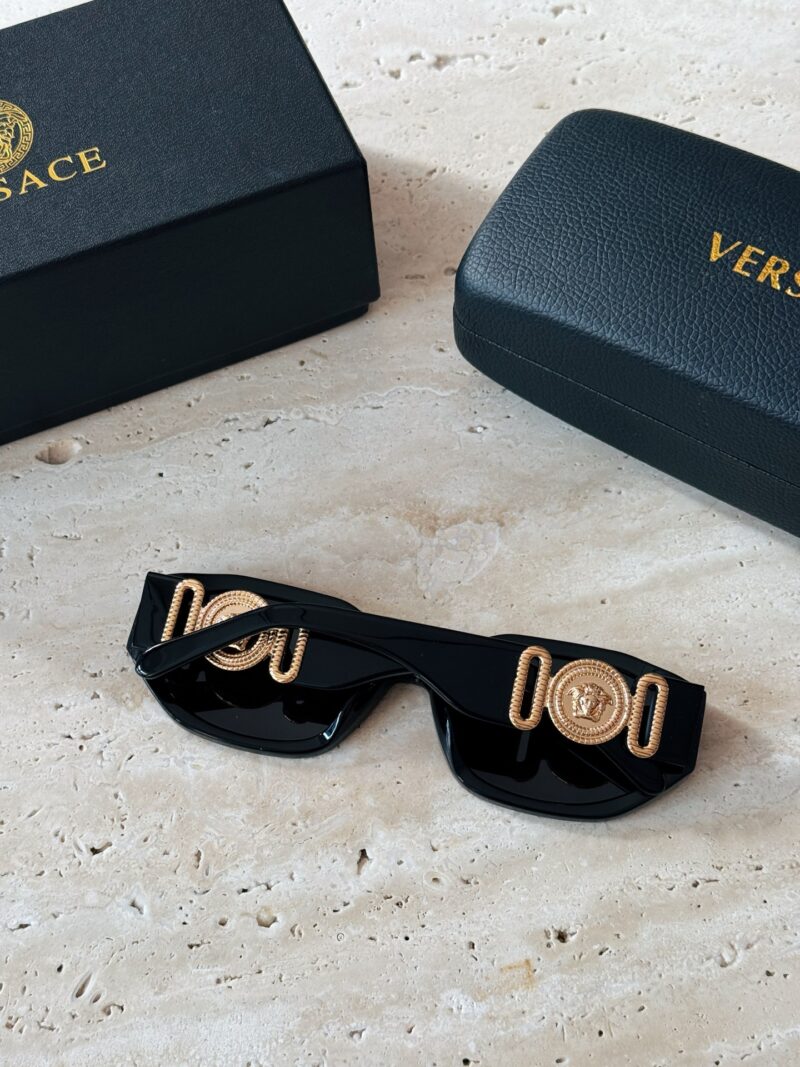 210 sets of complete packaging
Versace Classic Style Side Mirror Leg Cat Eye Frame+Featured Black Gold Logo
Sweet and spicy, fashionable and full of design sense
Wearing these sunglasses quickly elevates your temperament to the next level, making it ...