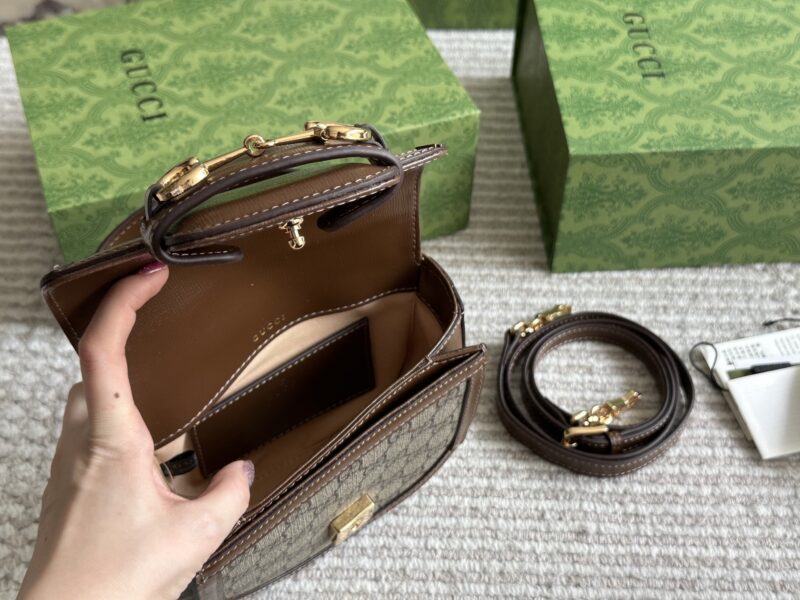 235 box
Size: 18 * 16cm
GG 23ss saddle bag
Classic coffee color, huge and cute size
? Underarm ? Cute little cross carrying!
Search GG 1955 saddle bag