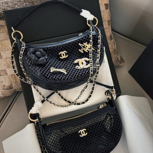 215235 (brooch) box
Size: Upper width 24 * 15cm
Xiaoxiangjia 25S fishing net bag
You can DIY it perfectly with the brooch! （（ ?? The style of the brooch is fixed
It's too fragrant to love
There is also a small card bag inside, which can hold ...
