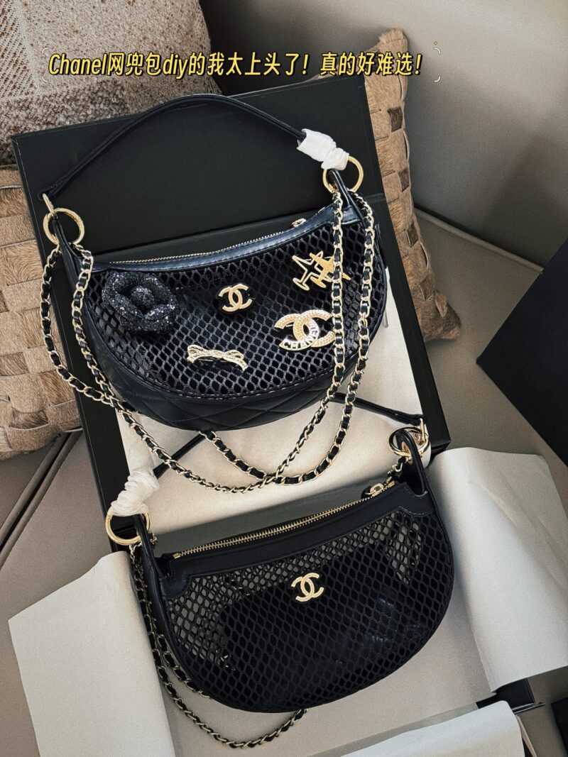 0a3e481ae6.jpg 215235 (brooch) box
Size: Upper width 24 * 15cm
Xiaoxiangjia 25S fishing net bag
You can DIY it perfectly with the brooch! (( ?? The style of the brooch is fixed
It's too fragrant to love
There is also a small card bag inside, which can hold ...