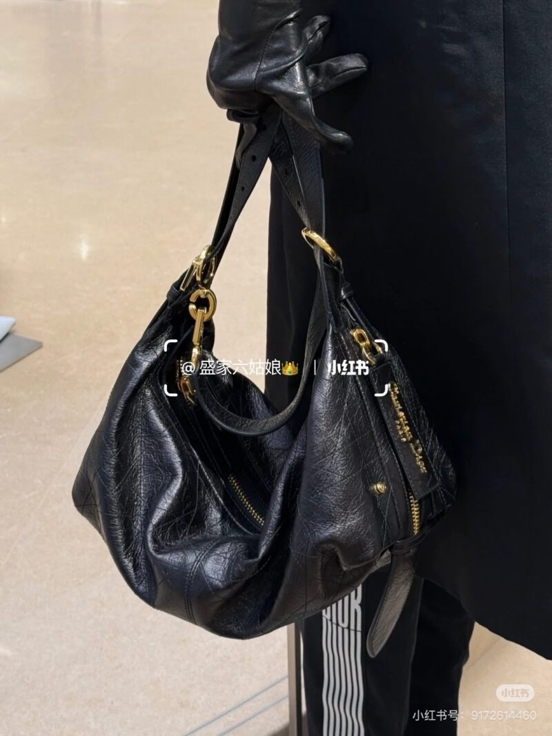 0a55faff62.jpg Dior | 2025 New Trendy Bag
The all-new D-Journey series in 2025, with crescent shaped lines that can be carried by hand/shoulder/crossbody, is sure to bring a craze