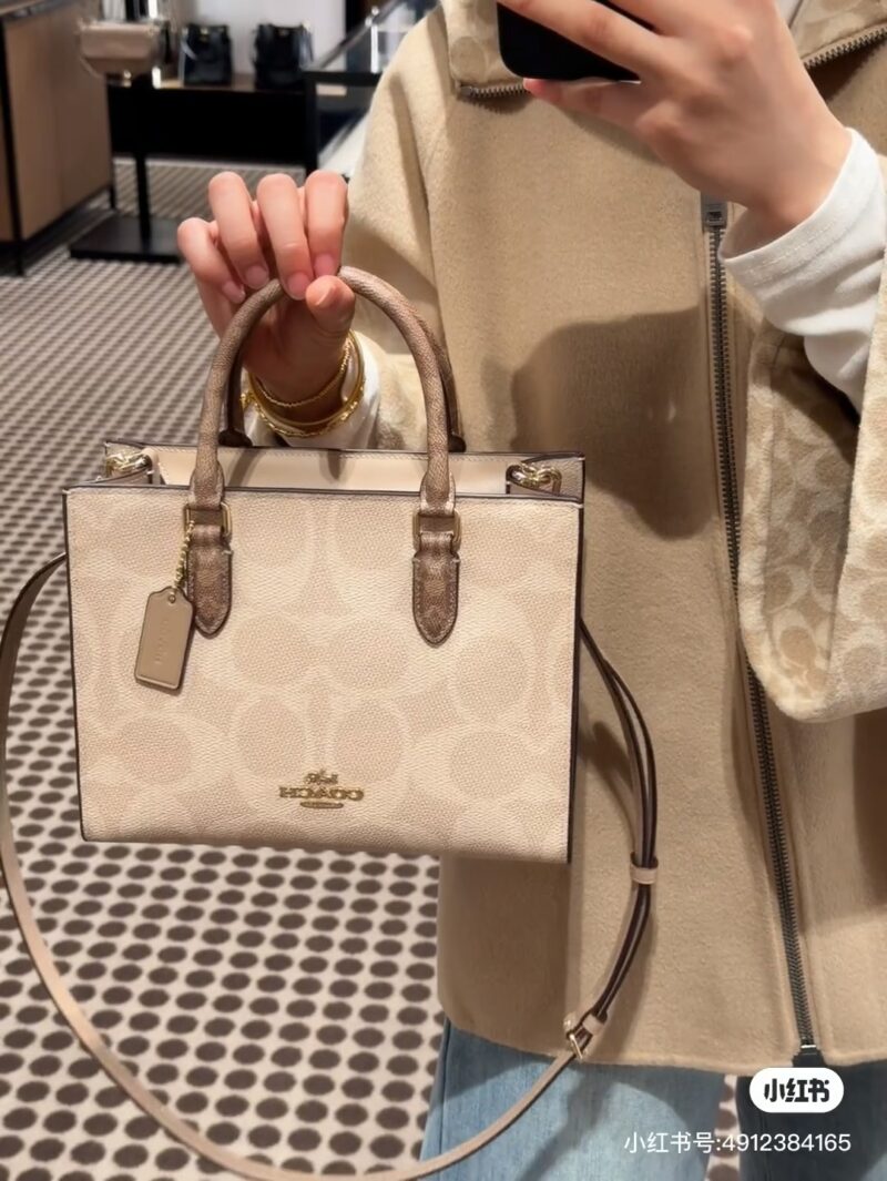 0a62ea120f.jpg COACH | New Maggie Tote! A small tote bag with just the right size for live pictures
New Series Maggie Tote