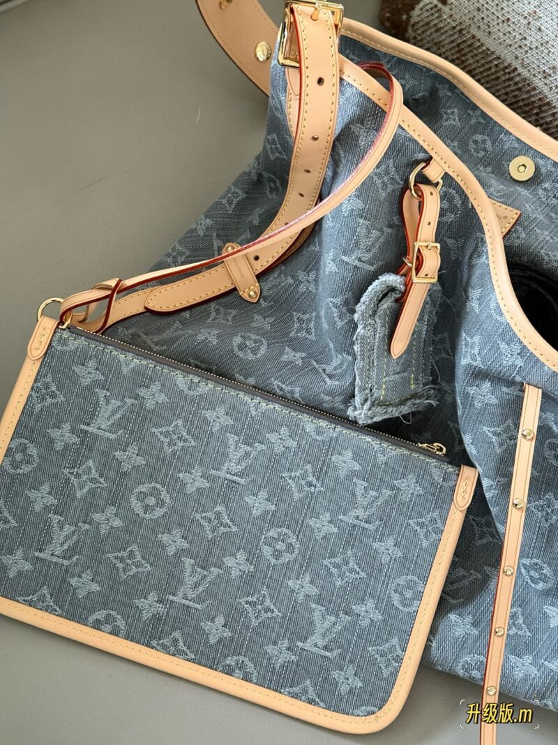 0a64749255.jpg 360 box upgrade version
size:41*29cm
L's old flower, Carryall, is everywhere on the road,
Let's have a different one
This denim bag exudes a vintage atmosphere and is packed with UP!
The pattern, fabric, and hardware taste are all okay!
Carryall de...
