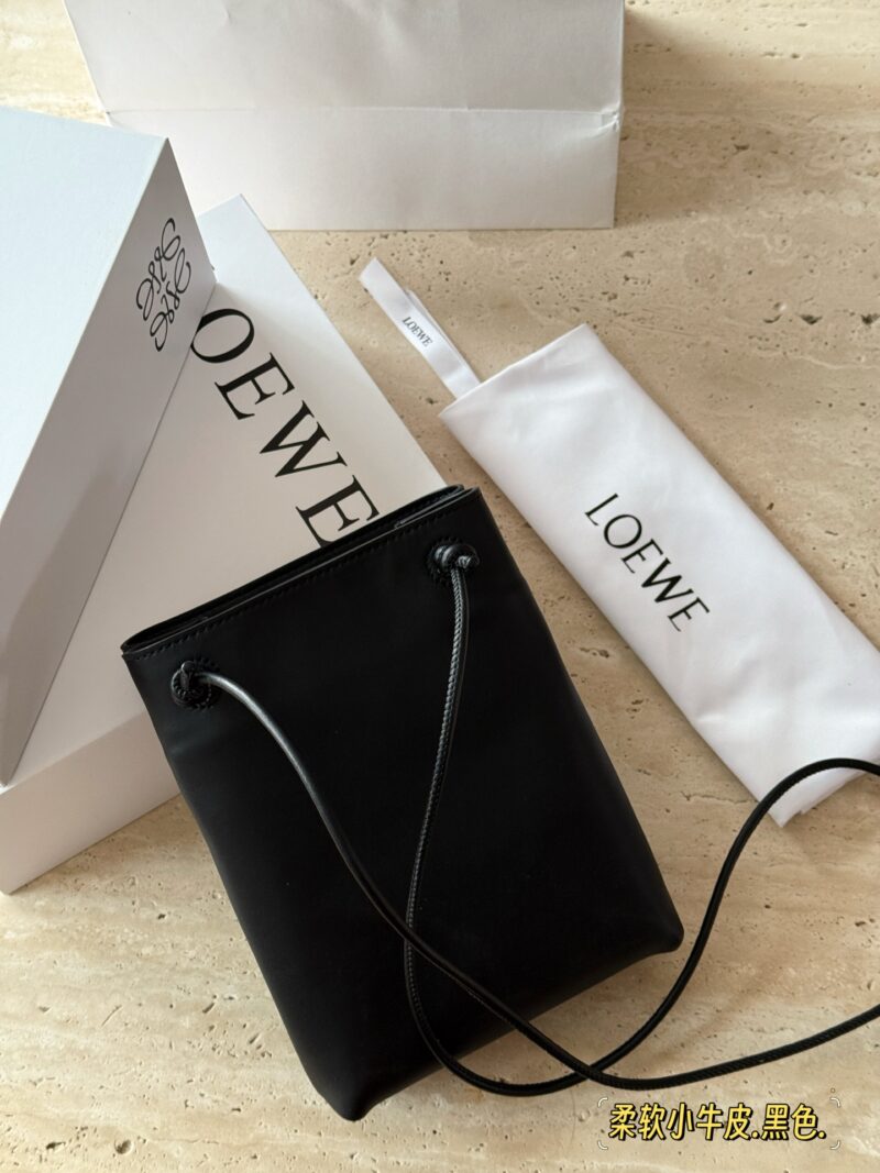 0a6c88f30e.jpg 235 box cowhide
size:17*21cm
Loewe's new pebble pouch
Exquisite and compact
Zundu is very beautiful and soft
The material of calf leather feels very comfortable to the touch