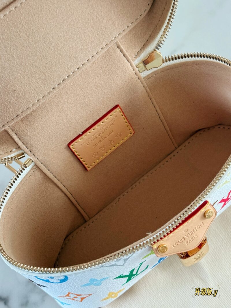 0a7846bb68.jpg 520 Choose a Bag for Girlfriend
280 box upgrade version
size:19*12cm
L Home Vanity Small Box White Tri Color
?? Configure two shoulder straps
Super convenient and practical!
Who really sees who falls in love
The feeling of sinking at a glance u...