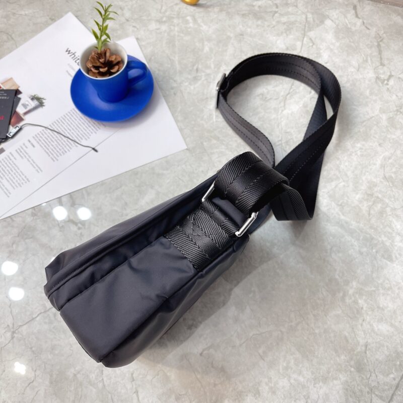 0a844c9e68.jpg Pure original top quality latest single shoulder crossbody bag mobile phone bag high-end luxury original board imported waterproof fabric with cowhide luxury triangle mark hardware, clear logo, quality absolutely comparable to the original, mini vers...