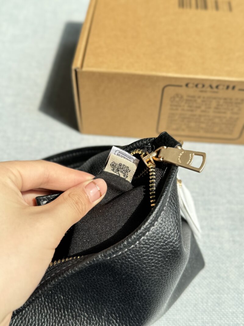 0a8480d77f.jpg 180 airplane box
size:19.5×15.5
COACH LAUREL Stray Bag Underarm Bag Cross Shoulder Bag
Carrying it on my back, I feel like I've become more refined!
Mini wandering bags are also too Q!
Really super cute
At first glance, it amazed me!
The bag is li...