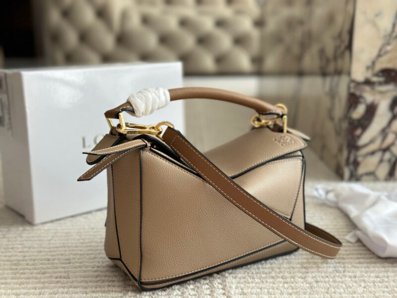 0aa9f46194.jpg ¥225
From now on, fans of the Luo family geometric bag family will surely be delighted with the addition of a bag to the Loewe puzzle. The classic geometric bag will once again attract fans with its mini bag! This time let's plant grass and see if ...