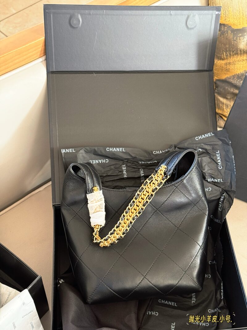 0aabf27d84.jpg 330 355 with box of lambskin
Size: 23 * 27cm (small size)
30 * 35cm (large size)
Xiaoxiang Family Hippie Underarm Bag Hobo
The texture is really online!
The whole bag is soft and lightweight!
This season's new designs,
Implant simplicity into people'...