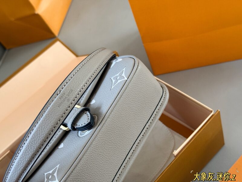 0ab7aff7b3.jpg 235 box upgrade version
size:19*11cm
L Family Diane Stick
Nano size has arrived
I can't believe it!
Elephant Grey Nano, Mini Cute~