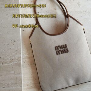 235 box upgrade version y
size：33*30cm
Miumiu's new tote
The wind is blowing too hard this year
There are so many popular products!
This version is also too beautiful!
Miumiu's canvas bag is packed in one color for spring and summer!
Canvas and tot...