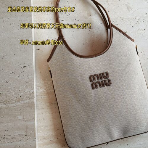 235 box upgrade version y
size：33*30cm
Miumiu's new tote
The wind is blowing too hard this year
There are so many popular products!
This version is also too beautiful!
Miumiu's canvas bag is packed in one color for spring and summer!
Canvas and tot...